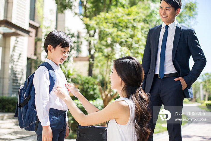 年轻父母送孩子去上学