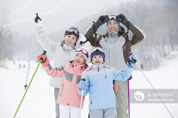 年轻家庭在滑雪场滑雪