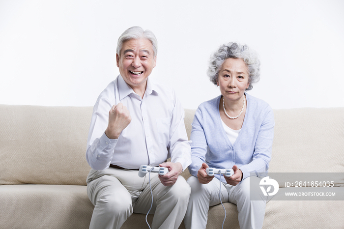 老年夫妇在客厅玩游戏机