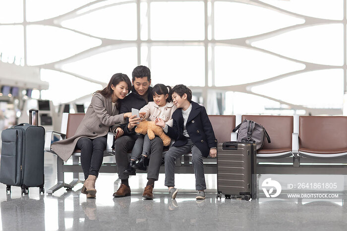 快乐的年轻家庭在机场候机
