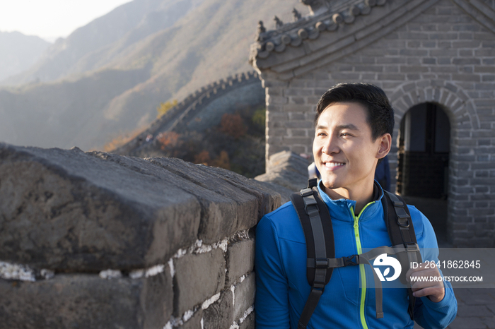 年轻男子到长城旅游