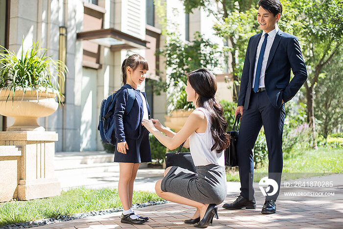 年轻父母送孩子去上学