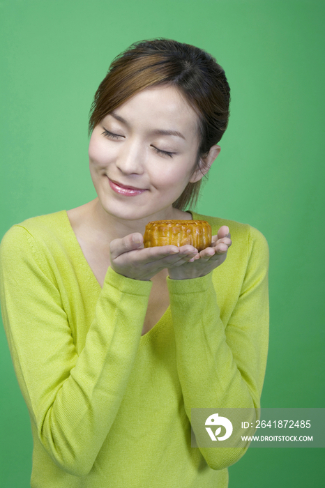 年轻女子和月饼