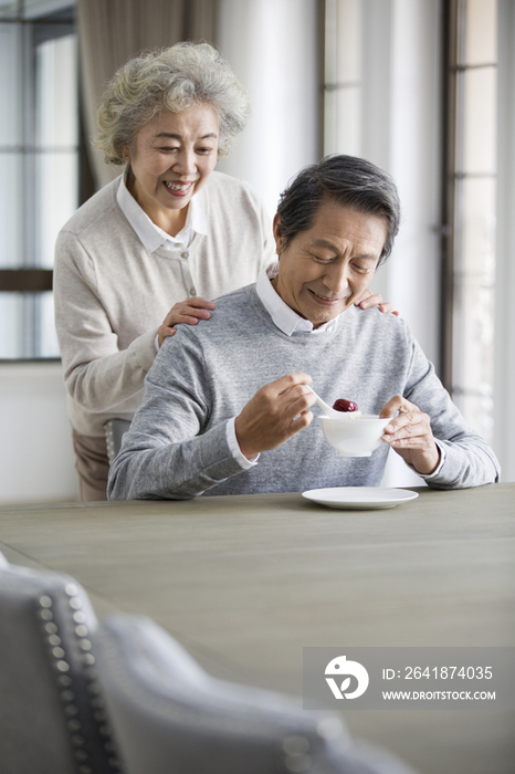 老年男子吃红枣粥