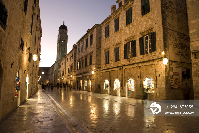 Croatia, Dubrovnik, street scene at dusk