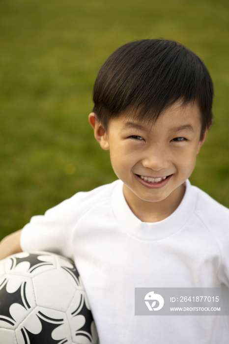 开心的小男孩和足球