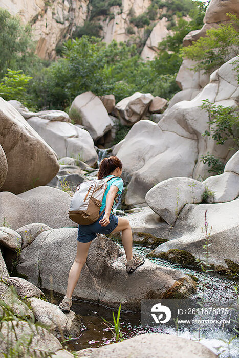 年轻女子户外徒步旅行