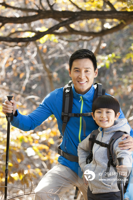 父子俩徒步旅行