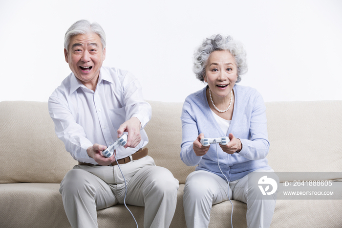 老年夫妇在客厅玩游戏机