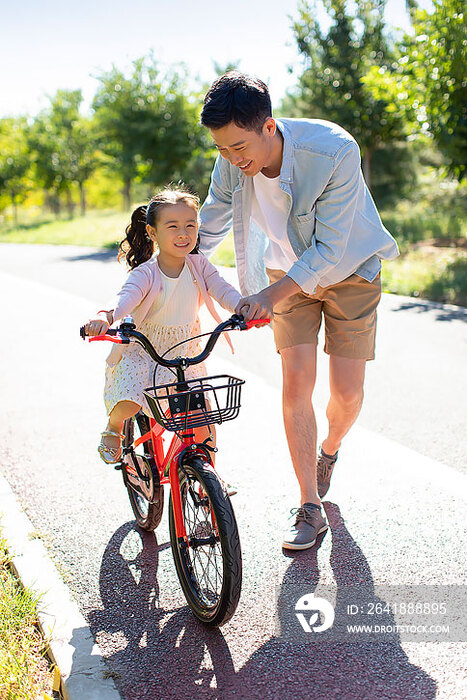 父亲教女儿骑自行车