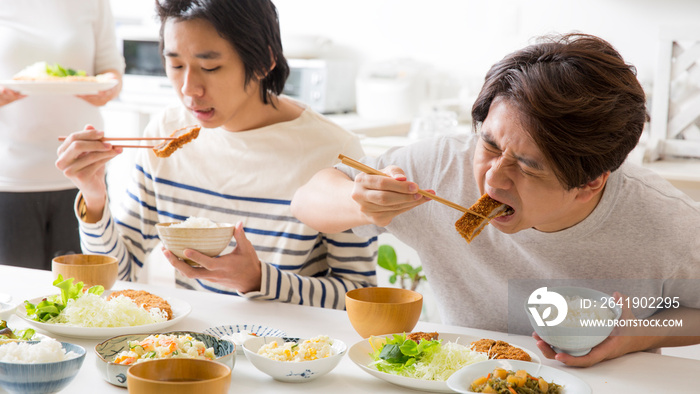 食べる　食欲　肉を食う若者