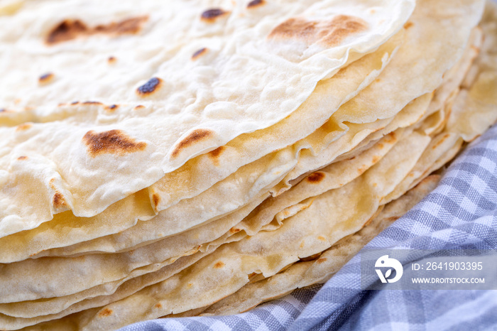 传统土耳其扁平面包，也称为yufka ekmek。传统土耳其面包，tandir pi