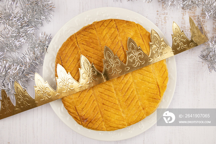 galette des rois et couronne sur une table, gâteau de lépiphanie du roi