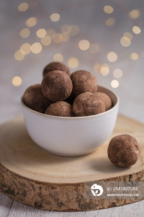 Truffes au chocolat dans un bol table de Noël