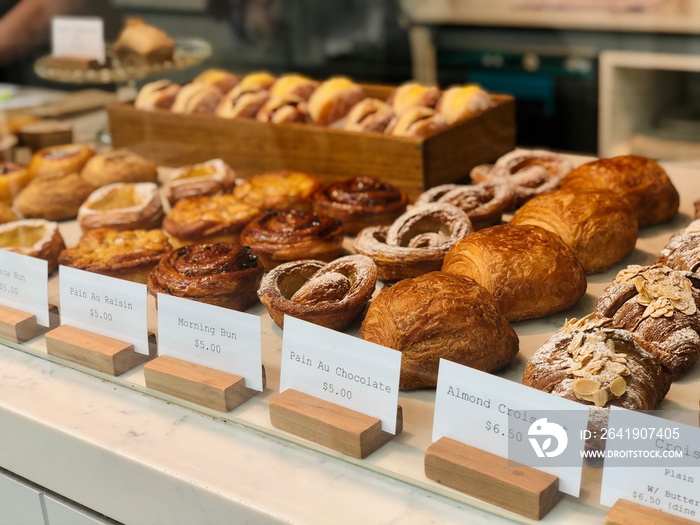 パン　外国のベーカリー　ショーケースに並ぶパン