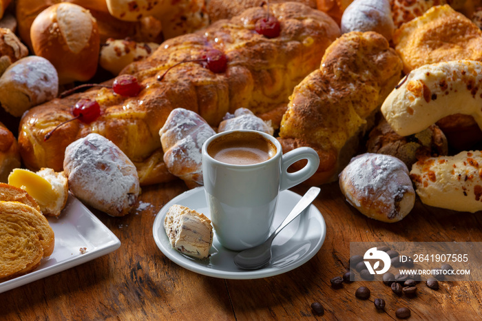 mesa de café da manhã com pães, doces e confeitos, café brasileiro, cafezinho expresso