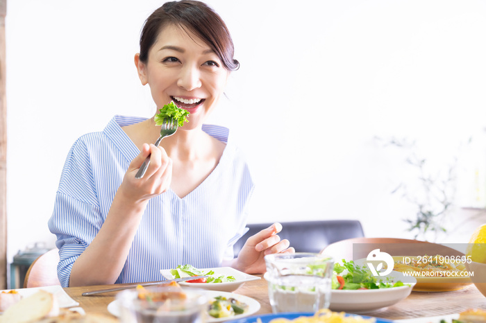 食事をする女性