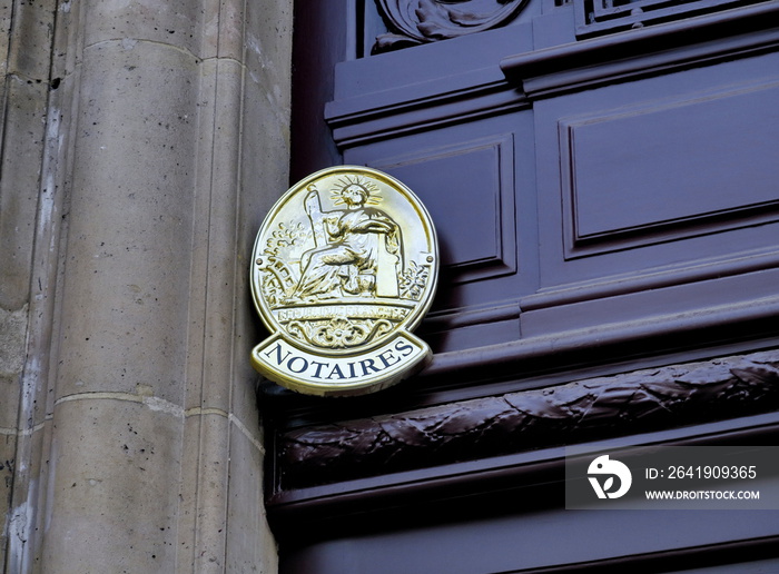 Notaires. Plaque dorée, coin de porte cochère.