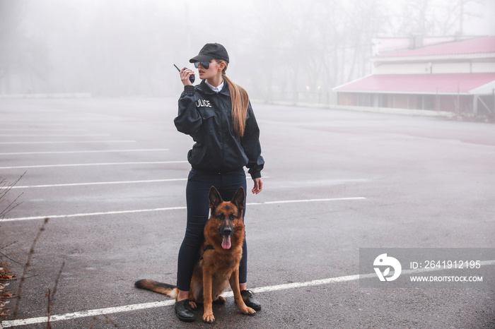 带狗的女警察在城市街道巡逻