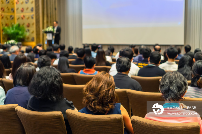 观众的背面，在会议厅的舞台上用讲台聆听演讲，商务