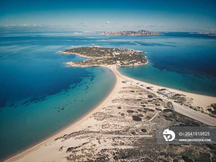 伊苏莱达（Isola dei Gabbiani）和波洛港海滩鸟瞰图，帕劳，风和风筝的天堂