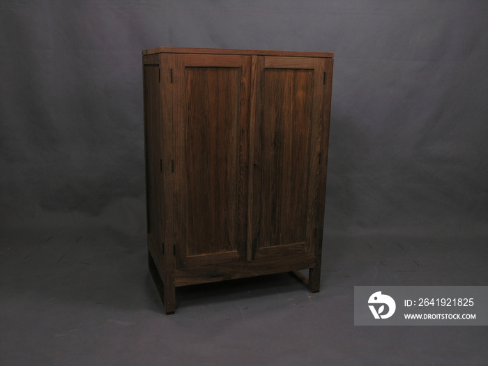 隔离背景下用于家居室内家具的优雅现代豪华木制储物柜