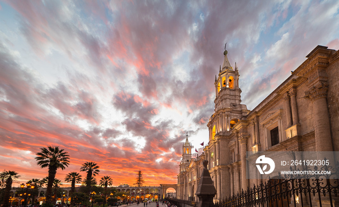 黄昏时的秘鲁阿雷基帕大教堂