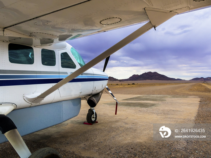 Eine Cessna 208B大篷车在库拉拉荒野地区启动