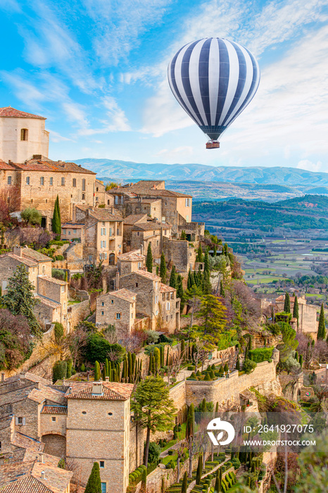 热气球飞越壮观的中世纪小镇戈尔德斯-法国普罗旺斯