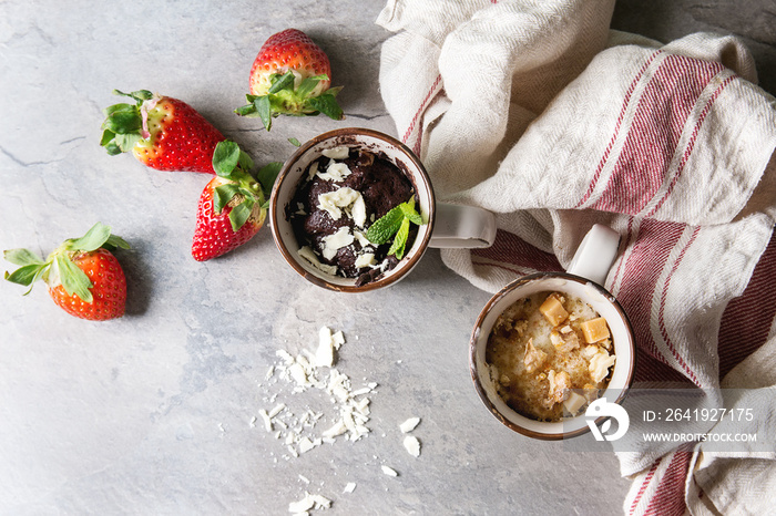 微波炉巧克力香草焦糖马克杯蛋糕配新鲜草莓和厨房毛巾