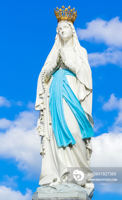 Statue de la Sainte Vierge Couronnée au milieu de lesplanade des sanctuaires à Lourdes
