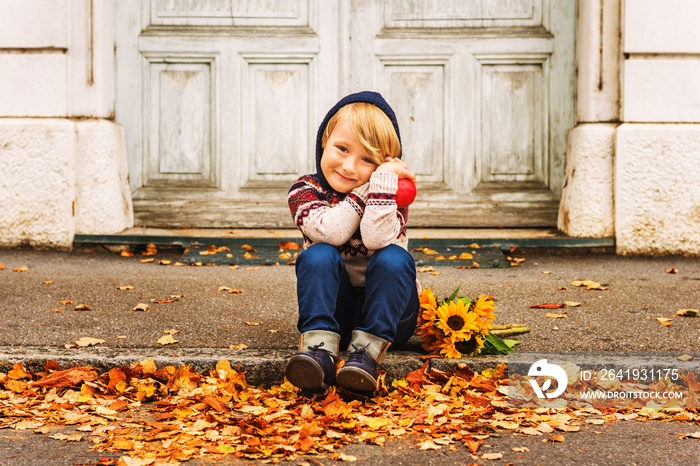 可爱的4岁金发小男孩的秋季肖像，穿着带风帽的保暖套头衫，da