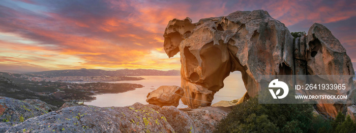 Capo Dorso Palau，Costa Smeralda-意大利撒丁岛。熊岩景观。