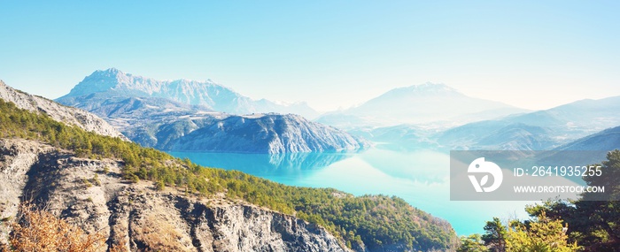 阳光明媚的一天，法国阿尔卑斯山Lac de serre poncon湖的全景。清澈的蓝色sk