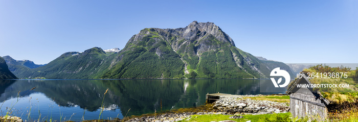 Alte hütte am Fjord