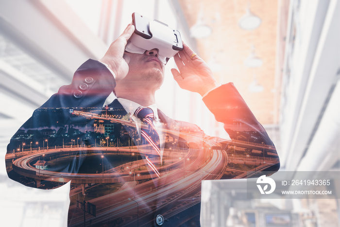 与citysca进行日出叠加时，商人使用VR眼镜的双重曝光图像