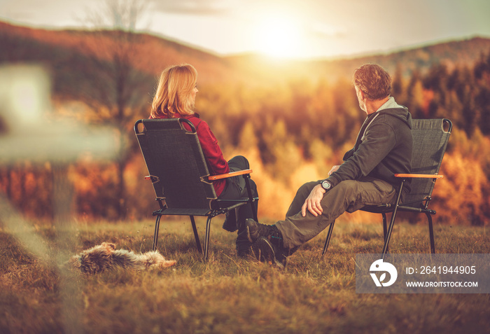 情侣在露营椅上欣赏风景