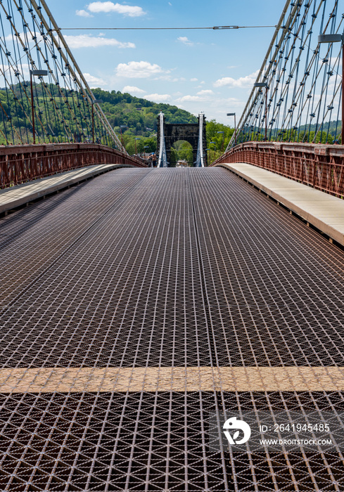 Whe横跨俄亥俄河的国道旧悬索桥的金属结构