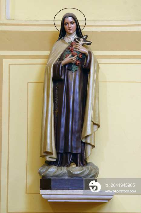 克罗地亚萨格勒布Stenjevec圣母升天教堂里的利西厄圣特蕾莎雕像