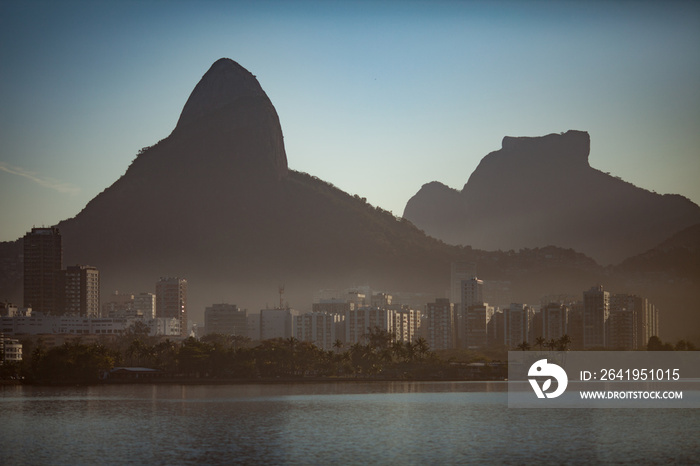 里约热内卢城市湖面上朦胧的日落，有公认的Gavea in t岩石地标