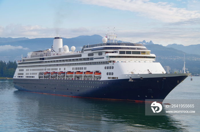 Kreuzfahrtschiff von Holland America Line geht auf Alaska-Kreuzfahrt von Vancouver, Kanada