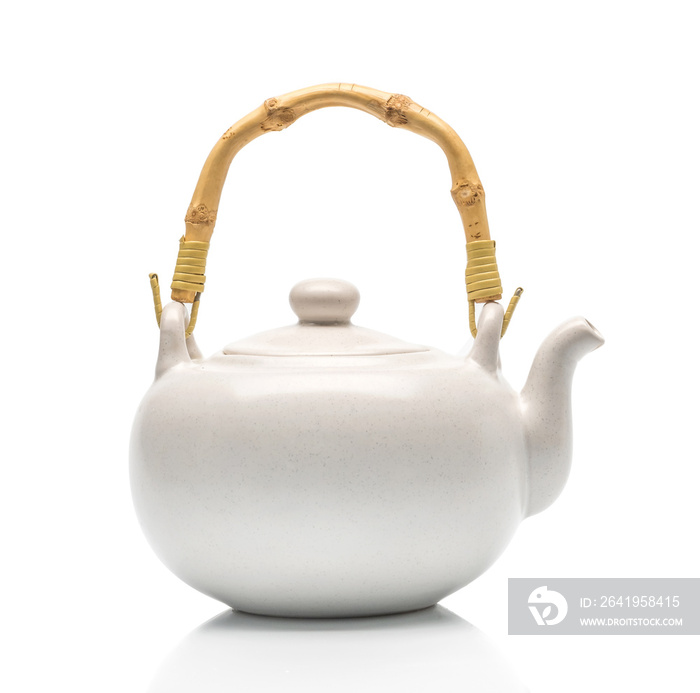 白色背景上隔离的焊接茶壶