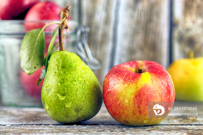 来自有机农业的新鲜、真正的苹果和梨，以木材为背景的生态收获。