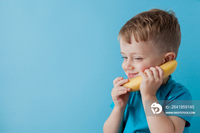 小男孩试图用香蕉而不是电话说话。