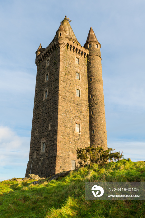 一座中世纪设计的高城堡塔楼的立面图-北爱尔兰斯克拉博塔
