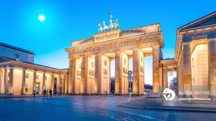 夜晚的柏林著名的勃兰登堡门