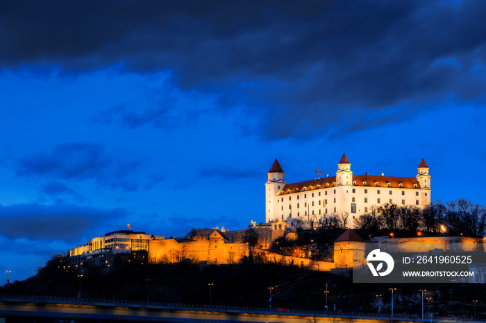 从河流表面欣赏布拉迪斯拉发城堡的夜景，欣赏壮观的日落天际线