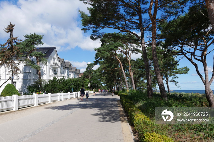 Promenade bzw. Strandpromenade mit Bäderarchitektur im Ostseebad Heringsdorf auf Usedom an der Ostse