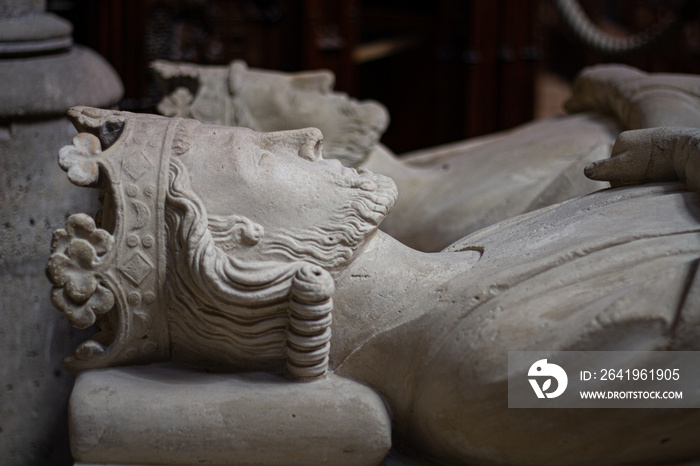 Slow travel in Paris - discovering the little things: Tomb of a french king in a church