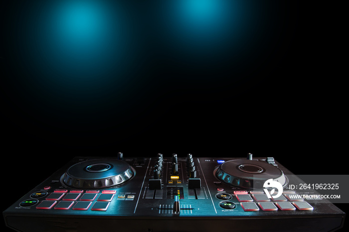 DJ音乐夜总会，DJ技巧-派对期间的CD播放器和DJ控制台。准备四个你的t